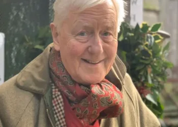 MILIONÁRIO DE 79 ANOS PROCURA ESPOSA MAIS JOVEM PARA TER HERDEIRO E LEVANTA POLÊMICA