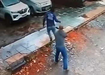 CAOS E DENÚNCIA GRAVE: ( Vídeo)Policiais invadem depósito da Prefeitura, derrubam portão e retiram carro à força durante show de Shakira