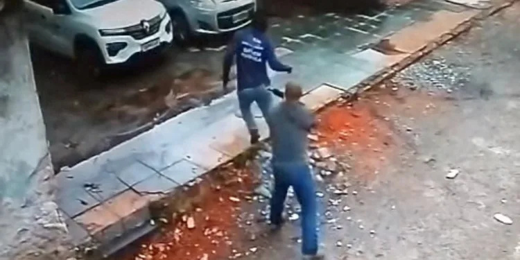 CAOS E DENÚNCIA GRAVE: ( Vídeo)Policiais invadem depósito da Prefeitura, derrubam portão e retiram carro à força durante show de Shakira