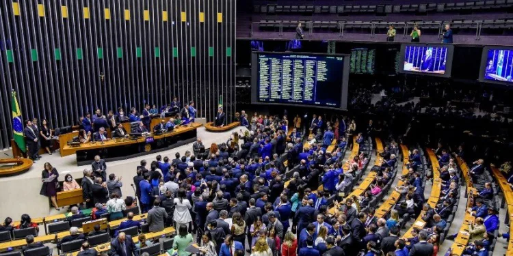 Câmara aprova endurecimento de penas para crimes sexuais e gera forte repercussão no país