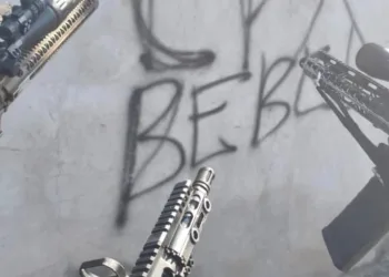 CLIMA DE GUERRA! Milicianos Exibem Fuzis e Fazem Ameaça Brutal ao Comando Vermelho em Itaguaí