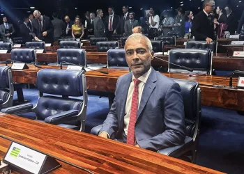 Justiça tenta bloquear contas de Romário, mas não encontra nem R$ 1