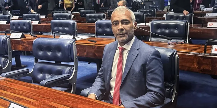 Justiça tenta bloquear contas de Romário, mas não encontra nem R$ 1