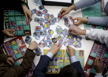 Álbum da Copa 2026 vira artigo de luxo: torcedores imprimem próprias figurinhas para fugir de gasto de até R$ 7 mil