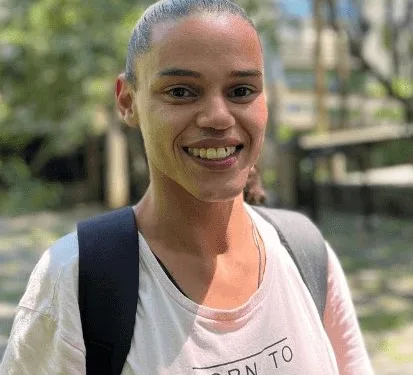 Após enfrentar violência, drogas e morar nas ruas, Trans conquista 1º lugar em Economia na UFF