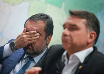 PÂNICO NOS BASTIDORES: Aliados mandam Flávio Bolsonaro se afastar de Cláudio Castro após ameaça de megaescândalo
