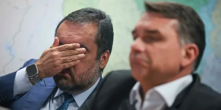 PÂNICO NOS BASTIDORES: Aliados mandam Flávio Bolsonaro se afastar de Cláudio Castro após ameaça de megaescândalo