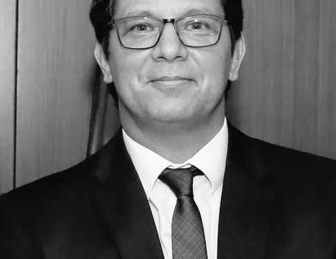 Mistério em Brasília: Mário Frias desaparece após ordem de intimação do STF