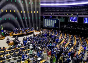 176 deputados assinam proposta que pode manter escala 6×1 até 2036”