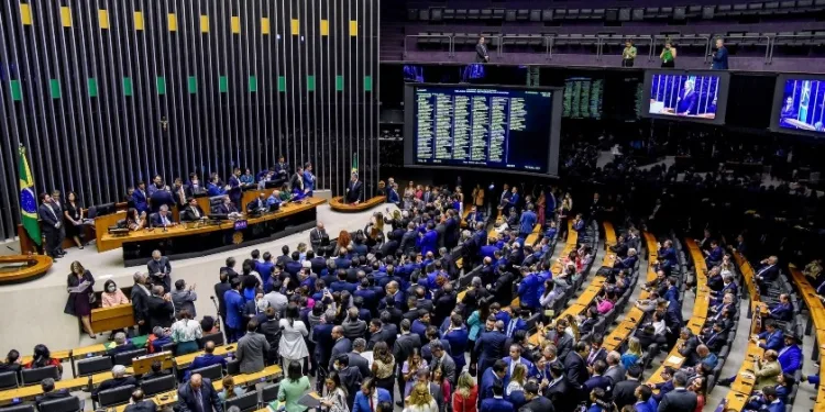 176 deputados assinam proposta que pode manter escala 6×1 até 2036”