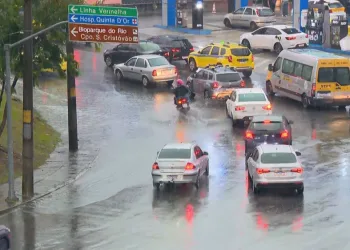 Rio vive madrugada de terror com mais de 2 mil raios e chuva intensa assusta moradores
