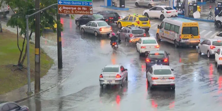 Rio vive madrugada de terror com mais de 2 mil raios e chuva intensa assusta moradores