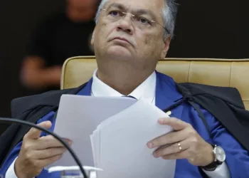 Flávio Dino dá 48 horas para Câmara explicar viagem de Mário Frias ao exterior