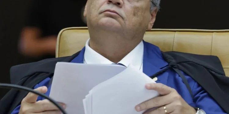 Flávio Dino dá 48 horas para Câmara explicar viagem de Mário Frias ao exterior