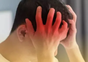 Jovem de 30 anos sofre AVC após forte dor de cabeça e médicos reforçam atenção aos sintomas