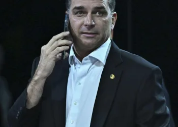 PT teme nome mais forte da direita caso Flávio Bolsonaro saia da corrida presidencial