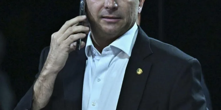 PT teme nome mais forte da direita caso Flávio Bolsonaro saia da corrida presidencial