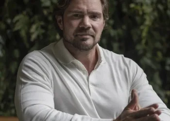 Cela sem chuveiro e vaso no chão”: defesa de Daniel Vorcaro denuncia condições precárias em prisão da PF