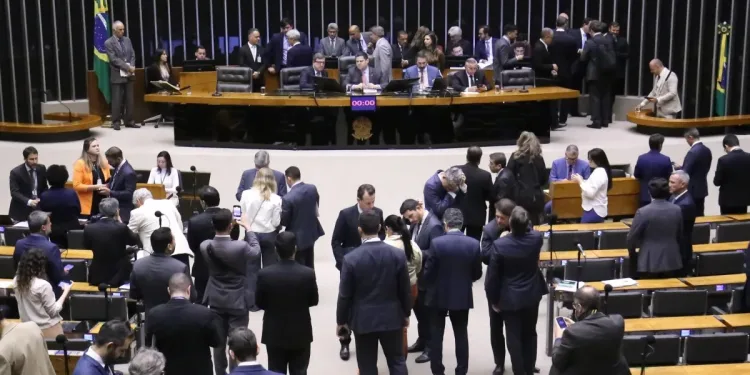 Congresso derruba veto de Lula e libera doações durante campanha eleitoral
