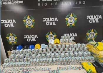 Carga com 200 mil figurinhas falsificadas é interceptada pela Polícia Civil no RJ