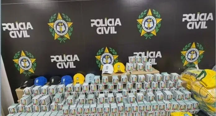 Carga com 200 mil figurinhas falsificadas é interceptada pela Polícia Civil no RJ