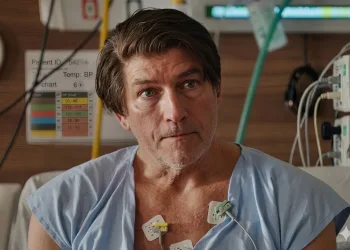 Filme sobre facada em Bolsonaro mostra diálogo inesperado com enfermeiro gay. Veja