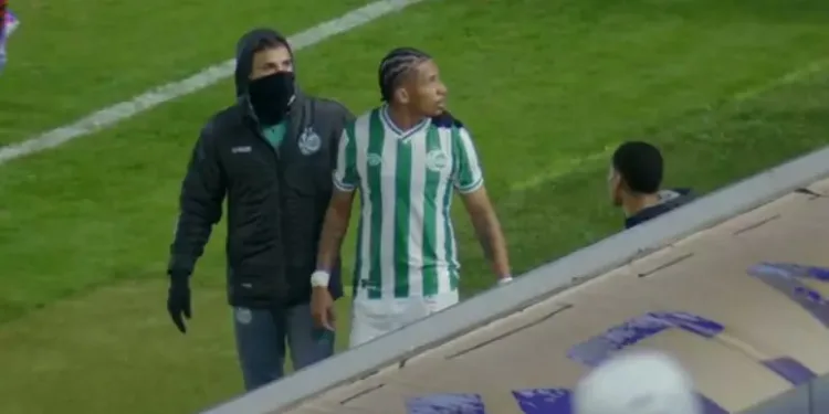 Falas racistas em jogo da Série B levam torcedor à cadeia e ao banimento definitivo do estádio