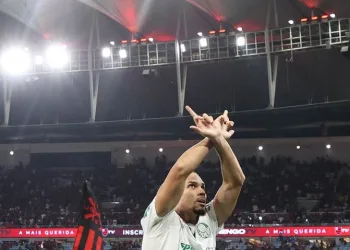 Paulinho pode virar alvo do STJD após gesto polêmico em Flamengo x Palmeiras