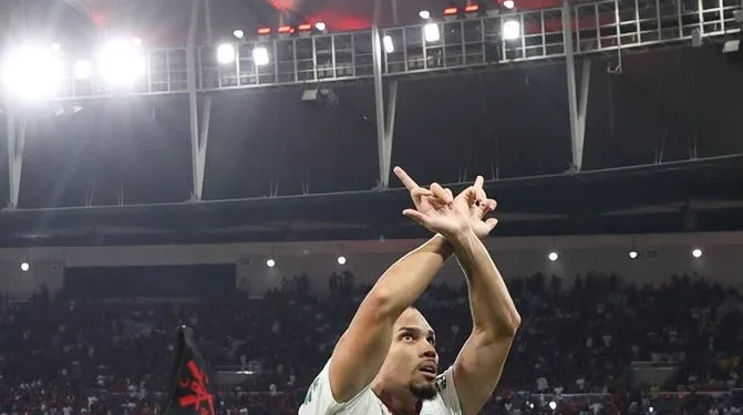 Paulinho pode virar alvo do STJD após gesto polêmico em Flamengo x Palmeiras