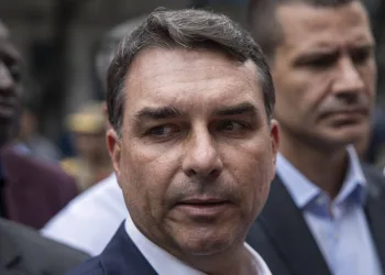 Foi cobrar o restante”: fala de Valdemar sobre Flávio Bolsonaro gera terremoto político
