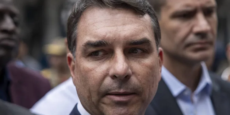 Foi cobrar o restante”: fala de Valdemar sobre Flávio Bolsonaro gera terremoto político