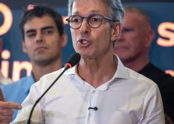 Zema dispara contra Flávio Bolsonaro e acende guerra na direita: “Vai entregar eleição para Lula”