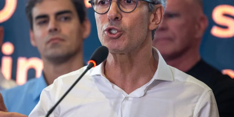 Zema dispara contra Flávio Bolsonaro e acende guerra na direita: “Vai entregar eleição para Lula”
