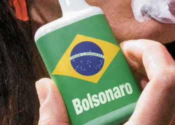 “Bolsonaro” vira marca de ração, joia e até cigarro eletrônico em nova ofensiva comercial
