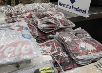 Esquema gigante de falsificação é descoberto com 120 mil camisas da Copa do Mundo