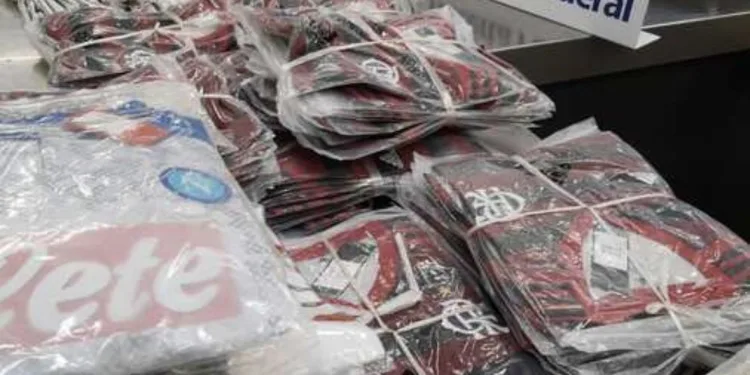 Esquema gigante de falsificação é descoberto com 120 mil camisas da Copa do Mundo