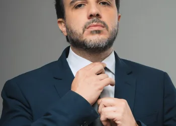 Brasil  RENAN SANTOS SURPREENDE O PAÍS: chance de virar presidente dispara em plataforma internacional