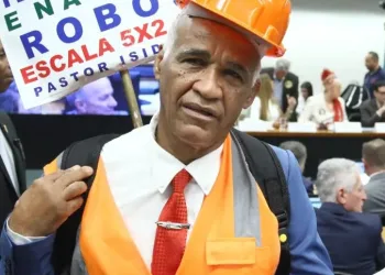 Deputado causa polêmica ao dizer que fim da escala 6×1 dará mais tempo para sexo e filhos