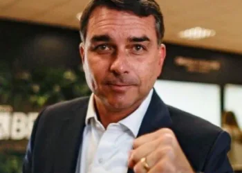 Urgente!!PF envia parecer à PGR favorável à investigação contra Flávio Bolsonaro em caso ligado ao filme “Dark Horse”