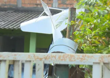 Avião despenca sobre casa no Rio e deixa piloto morto