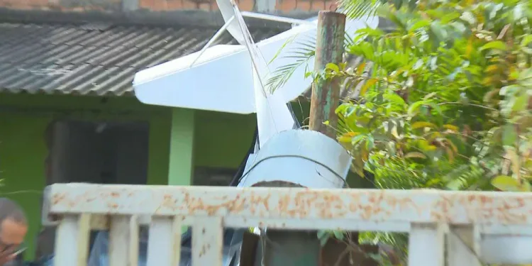 Avião despenca sobre casa no Rio e deixa piloto morto