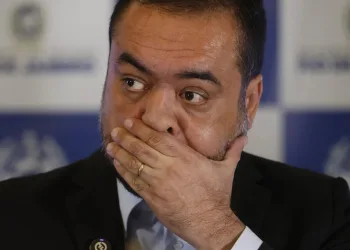Cláudio Castro Garante Salário de R$ 38 Mil Após Deixar Corrida ao Senado