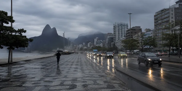 FRENTE FRIA MUDA O TEMPO NO RIO E TRAZ CHUVA, VENTOS E QUEDA DE TEMPERATURA NESTA SEGUNDA