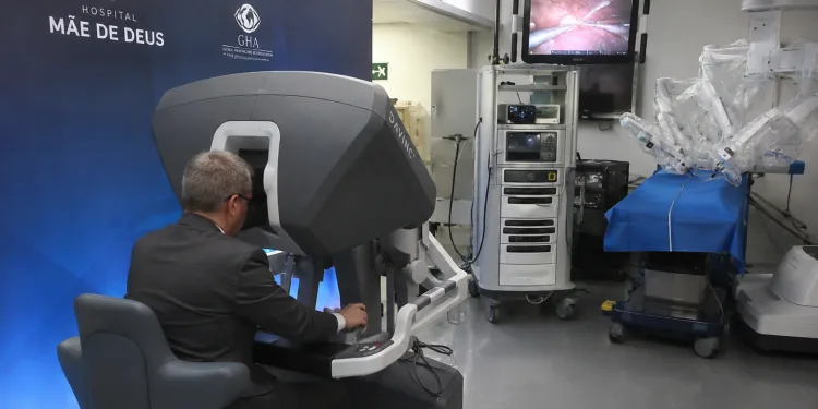 do  A 19 mil km de distância: cirurgia robótica liga China ao Brasil em operação histórica