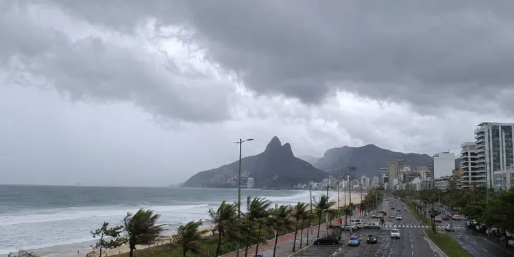 Alerta Rio Prevê Mudança Brusca no Tempo com Céu Fechado e Rajadas Fortes