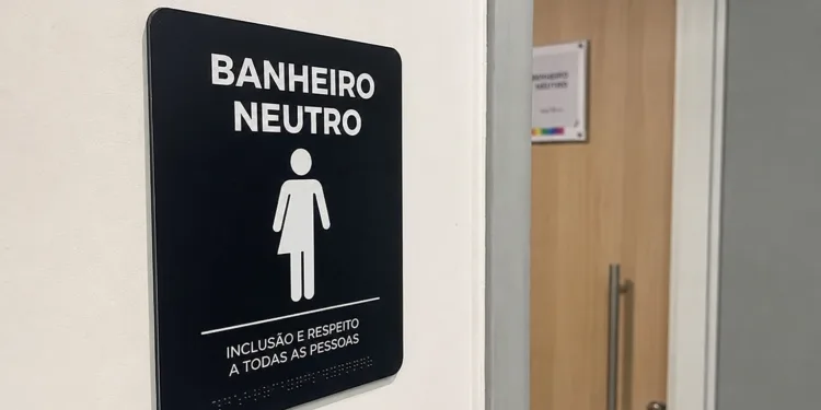ALERJ APROVA BANHEIROS NEUTROS EM TODO O RIO E DECISÃO GERA DEBATE NAS REDES