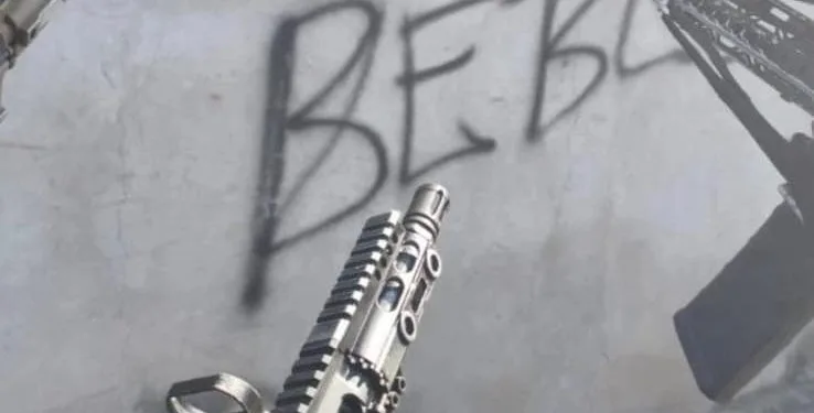 CLIMA DE GUERRA! Milicianos Exibem Fuzis e Fazem Ameaça Brutal ao Comando Vermelho em Itaguaí.