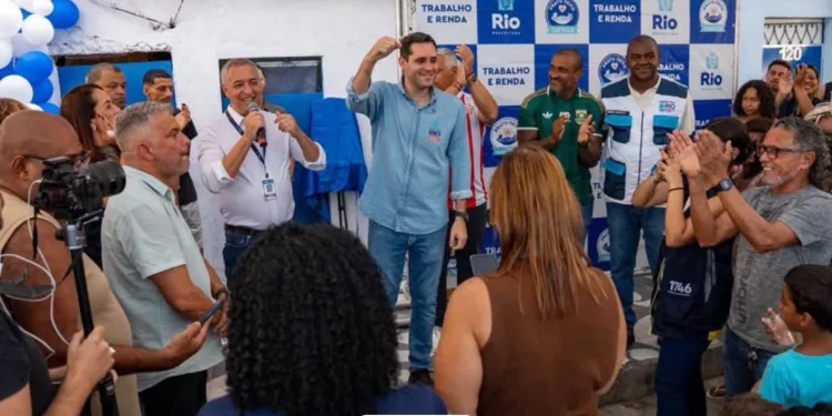 Eduardo Cavalliere visita Cozinha Comunitária de Bangu; programa já serviu quase 10 milhões de refeições