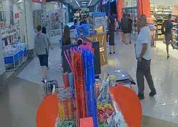 ( Vídeo) Câmeras registram furto ousado dentro do West Shopping na Zona Oeste do Rio