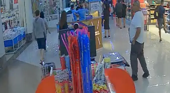 ( Vídeo) Câmeras registram furto ousado dentro do West Shopping na Zona Oeste do Rio